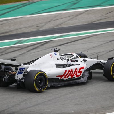 'Haas' F-1 komanda Barselonas testu pēdējā dienā paslēpj ar Krieviju saistīto sponsoru