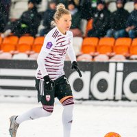 Ševcovas 'hat-trick' pamatīgā sniegā atnes Latvijas futbolistēm uzvaru