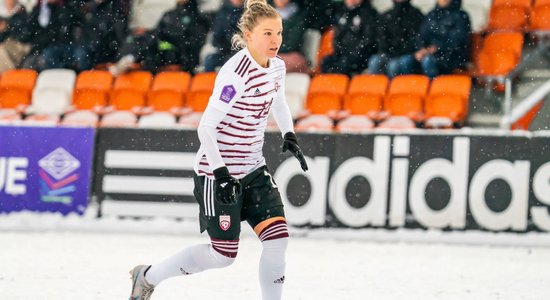 Ševcovas 'hat-trick' pamatīgā sniegā atnes Latvijas futbolistēm uzvaru