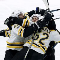 'Bruins' otrajā pagarinājumā izglābjas no zaudējuma sērijā pret 'Senators'