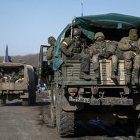 Porošenko paziņo par karavīru izvešanu no Debaļceves; ielenkuma neesot bijis