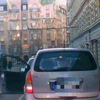 Video: Rīgas centrā taksists un 'Opel' vadītājs izvicina dūres