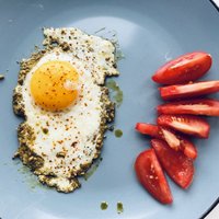 Populārais 'TikTok' brokastu trends – pesto olas