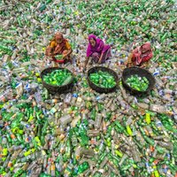 ФОТО. Пластиковый океан Бангладеша: фоторепортаж с завода по переработке пластиковых бутылок