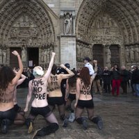 ФОТО: Активистки Femen отметили уход Папы Римского