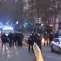 Skolēniem pievienojoties protestu kustībai, Francijā pie skolas aizturēti 146 cilvēki