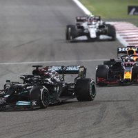 F-1 sezona iesākas ar Hamiltona uzvaru episkā duelī ar Verstapenu