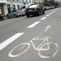 Trolejbuss notriec velosipēdistu Kalnciema ielā Rīgā; vīrieti ar smagām traumām nogādā slimnīcā