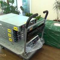 Video: Kārtības sargi Rīgā izņem serverus, kas lietoti starptautiskā krāpšanā