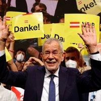 Par Austrijas prezidentu pārvēlēts liberālais politiķis van der Bellens