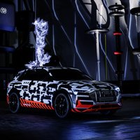 Īpaši augsts spriegums: 'Audi e-tron' prototips Faradeja būrī