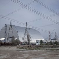 Okupācijas spēku tehnika Čornobiļā saceļ putekļus: cik bīstams ir radiācijas pieaugums