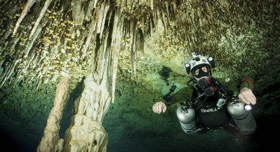 Krāšņi foto: Zemūdens ceļojums stalaktītu alā