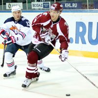 Rīgas 'Dinamo' Tallinā 'bullīšos' uzvar KHL čempionus Magņitogorskas 'Metallurg'