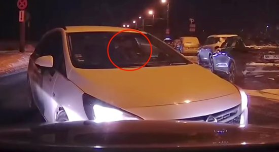 Video: Autovadītāja Rīgā pēdējā brīdi nobremzē pirms priekšā izbraukuša taksometra