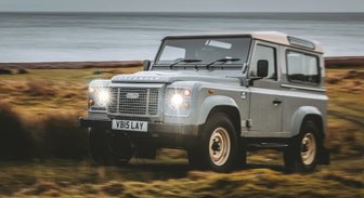 'Land Rover' no klasiskā 'Defender' atvadās ar 260 tūkstošu eiro vērtu versiju