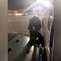 Video: Nepacietīgs polis izkāpj pasēdēt uz 'Ryanair' lidmašīnas spārna