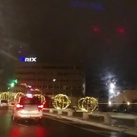 Video: Taksists pie lidostas 'Rīga' teju uzbrauc gājējiem