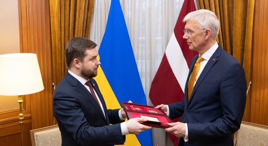 Kariņš saņem Ukrainas 'Nopelnu ordeni'