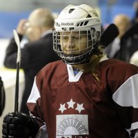 Latvijas sieviešu hokeja izlase ar pārliecinošu uzvaru uzsāk pasaules čempionātu