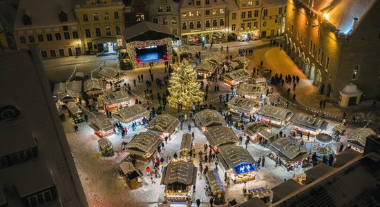 ФОТО. Золотые шары и "снег" на ветках: в Таллине открылся рождественский рынок и зажглась новогодняя елка