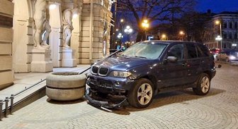 Pie Nacionālā teātra sadauzītais BMW nav reģistrēts kā negadījums