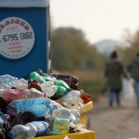 Video: Kijevā cilvēku pūlis atkal deputātu iemet atkritumu konteinerā