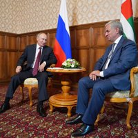 Госдеп США: визит Путина в "оккупированную" Абхазию неприемлем