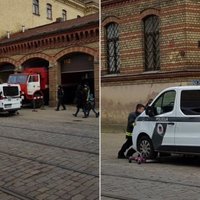 ФОТО: Пожарные убирают припаркованный у ворот депо полицейский микроавтобус