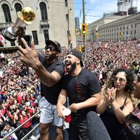 Aptuveni divi miljoni cilvēku Toronto ielās svin 'Raptors' triumfu NBA