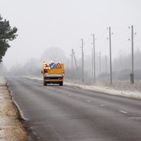 Autovadītāju ievērībai: sniegs un apledojums lielākajā daļā Latvijas apgrūtina braukšanu