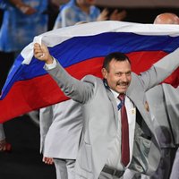 Белорус, пронесший флаг России на Паралимпиаде, получит квартиру в Москве