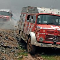 Lemti nepadoties: kā latviešu ceļotāji pārsteidza ķīniešus, ar ugunsdzēsēju mašīnām braucot pat pāri upēm
