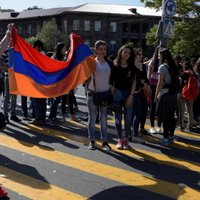 Politiskā krīze Armēnijā: protestētāji Erevānā bloķē ceļu uz lidostu