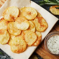 Kraukšķīgi un garšīgi – kā pašam mājās pagatavot kartupeļu čipsus