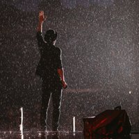 Foto: 'Prāta vētra' koncertā Daugavpilī aicina dejot lietū