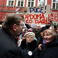 Video: Pie Saeimas protestē pret 'vardarbīgu novadu likvidāciju'
