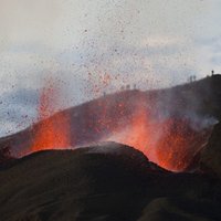 Исландский вулкан нарушил авиасообщение в Европе