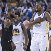 'Warriors' uzvar 'Cavaliers' sezonas pirmajā NBA labāko komandu duelī