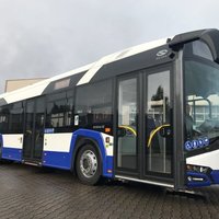 Прибыли новые автобусы Rīgas satiksme: пассажиры смогут подзаряжать свои гаджеты