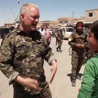 Video: Kurdu rindās karojošā Holivudas zvaigzne Enraits rotaļājas ar sīriešiem
