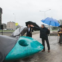 Foto: Rīgā atklāts jauns tēlniecības objekts – milzu bute