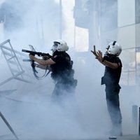 Stambulas Taksima laukumā policija izmanto asaru gāzi un ūdens lielgabalus pret protestētājiem (+FOTO)