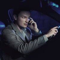Aptauja: Latvijā pieaudzis autovadītāju, kuri lieto telefonu pie stūres, skaits
