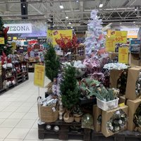 ВИДЕО: Магазины уже месяц торгуют рождественскими товарами. Не рано ли?