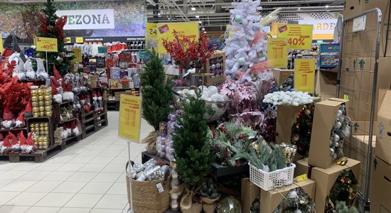 ВИДЕО: Магазины уже месяц торгуют рождественскими товарами. Не рано ли?