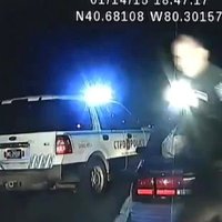 Video: Rokudzelžos saslēgta sieviete ASV bēg ar policijas auto