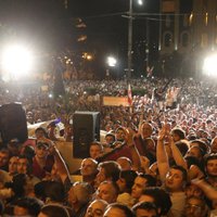 Оппозиция в Тбилиси штурмует здание парламента Грузии