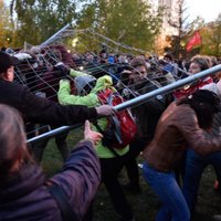 Jekaterinburgā vairākas dienas protestē pret baznīcas celtniecību zaļā skvērā