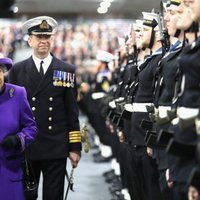 Foto: Karalienes klātbūtnē Lielbritānijas jūras spēkos uzņem bāzes karakuģi 'Queen Elizabeth'